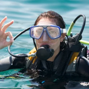 vacancesguadeloupe__a-woman-scuba-diving-on-vacation-2026-01-11-09-46-16-utc