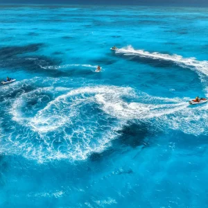 vacancesguadeloupe__aerial-view-of-floating-water-scooter-in-blue-wate-2026-01-06-08-55-17-utc