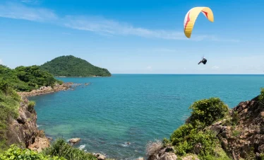 vacancesguadeloupe__beautiful-seascape-with-paraglider-flying-in-blue-2026-03-09-02-52-23-utc